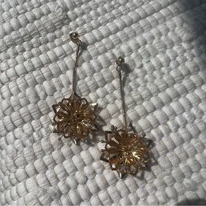 Vintage Gold Floral Earrings 🌼 -dangly MINT CONDITION jewelry